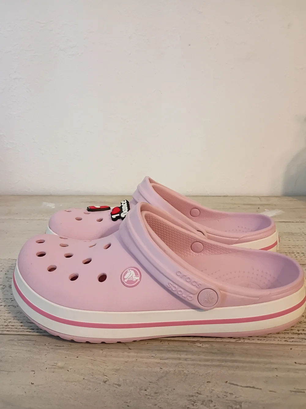 CROCS pink dance